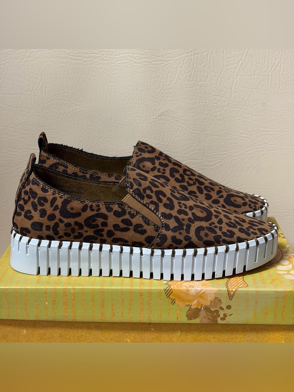 Very G Women's Sandra Leopard Print Slip-On
Shoes Size8 - Picture 2 of 6